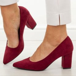 Bordowe czółenka damskie na słupku Sergio Leone Pb414. Czerwone czółenka damskie Sergio Leone, na jesień, bez wzorów, z jeansu, biznesowe, bez obcasa, na obcasie, bez zapięcia. W wyprzedaży za 152.10 zł.