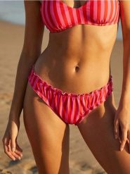 Dół od bikini w paski z marszczeniami - czerwony. Czerwone stroje kąpielowe damskie Sinsay, l, bez wzorów. Za 19.99 zł.