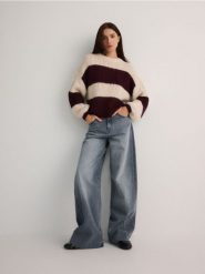 Sweter w paski - bordowy. Czerwone swetry nierozpinane damskie Reserved, l, bez wzorów, z dzianiny, bez kołnierzyka, bez ramiączek. W wyprzedaży za 89.99 zł.