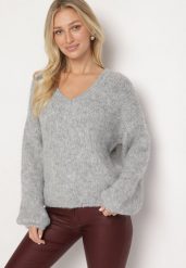 Jasnoszary Sweter z Wełną i Rozszerzanymi Rękawami Sinara. Szare swetry nierozpinane damskie Born2be, bez wzorów, z wełny, biznesowe, bez kołnierzyka, bez ramiączek. Za 149.99 zł.