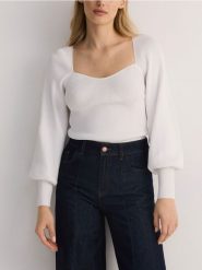 Sweter z bufiastymi rękawami - złamana biel. Swetry nierozpinane damskie Reserved, l, bez wzorów, z dzianiny, bez kołnierzyka, bez ramiączek. W wyprzedaży za 49.99 zł.