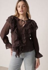 Brązowa Bluzka z Lyocellem Ozdobiona Falbanami i Wiązaniem Esathra. Brązowe bluzki damskie Born2be, l, w ażurowe wzory, z jeansu, eleganckie, bez kołnierzyka, bez ramiączek. Za 109.99 zł.