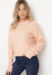 Jasnoróżowy Sweter o Pudełkowym Kroju z Prążkowanym Tłoczeniem Omelis. Czerwone swetry nierozpinane damskie Born2be, m, bez wzorów, z jeansu, eleganckie, bez kołnierzyka, bez ramiączek. Za 99.99 zł.