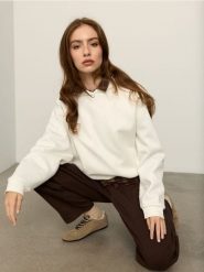 Bluza hoodie z bawełną - kremowy. Białe bluzy damskie Sinsay, l, bez wzorów, z bawełny, sportowe, bez ramiączek, bez kaptura. Za 49.99 zł.