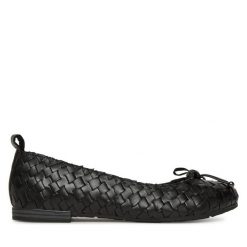 Baleriny Marco Tozzi. Czarne balerinki damskie Marco Tozzi, bez wzorów, bez obcasa, bez zapięcia. Za 189.99 zł.