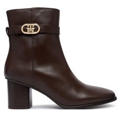Botki Tommy Hilfiger. Brązowe botki damskie Tommy Hilfiger, bez wzorów, bez obcasa, na słupku, bez zapięcia. Za 749.99 zł.