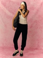 4F Spodnie dresowe joggery damskie - czarne M. Czarne spodnie dresowe damskie 4F, bez wzorów, z dresówki, sportowe, z podwyższonym stanem. Za 149.99 zł.