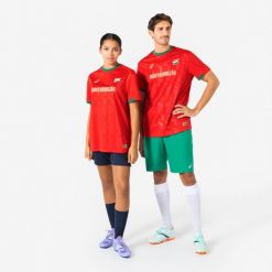 Koszulka piłkarska Węgry 2026 dla kibiców. Czerwone bluzki damskie KIPSTA, m, bez wzorów, z materiału, sportowe, bez kołnierzyka, bez ramiączek. Za 44.99 zł.