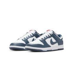 Dunk Low Valerian Blue. Niebieskie obuwie sportowe damskie Nike, bez wzorów, bez zapięcia, trekkingowe. Za 479.60 zł.