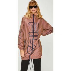 Fila - Kurtka. Czerwone kurtki damskie Fila, m, bez wzorów, z materiału, z kapturem. W wyprzedaży za 399.90 zł.