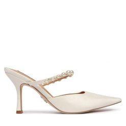 Klapki Steve Madden. Białe klapki damskie Steve Madden, bez wzorów, bez obcasa, bez zapięcia. Za 599.99 zł.