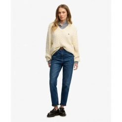 Damski oversize sweter z dekoltem w kształcie V Superdry. Białe swetry nierozpinane damskie Superdry, na zimę, bez wzorów, eleganckie, bez kołnierzyka, bez ramiączek. Za 288.40 zł.