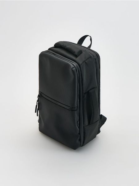 Plecak próżniowy do samolotu - czarny. Czarne plecaki męskie Reserved, bez wzorów, z materiału. Za 239.99 zł.