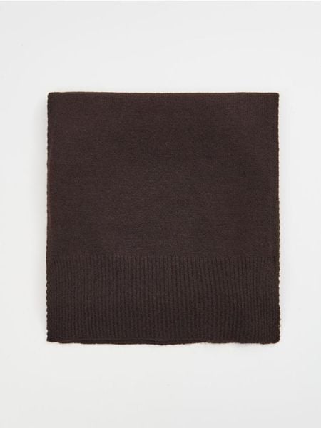 Brązowy szalik basic - brązowy. Brązowe szaliki damskie Sinsay, bez wzorów. Za 35.99 zł.