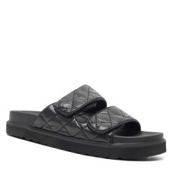 Klapki DeeZee. Czarne klapki damskie DeeZee, bez wzorów, bez obcasa, bez zapięcia. Za 119.99 zł.
