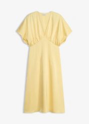 Sukienka midi z połyskującej satyny. Żółte sukienki damskie bonprix, bez wzorów, z satyny, eleganckie, bez kołnierzyka, bez ramiączek, midi. Za 79.99 zł.