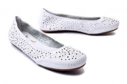 RIEKER 41460-80 white, baleriny damskie. Białe balerinki damskie Rieker, na lato, w ażurowe wzory, z kauczuku, bez obcasa, bez zapięcia. Za 289.90 zł.