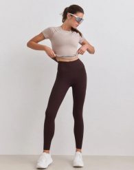 Damskie legginsy z wysokim stanem, squat proof, z kieszeniami Sense czekoladowe. Brązowe legginsy damskie Aim'n, bez wzorów, z elastanu. Za 347.00 zł.