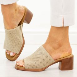 Beżowe skórzane klapki damskie na obcasie T.Sokolski 365. Brązowe klapki damskie Sokolski, na lato, bez wzorów, z jeansu, eleganckie, bez obcasa, na obcasie, bez zapięcia. Za 219.00 zł.