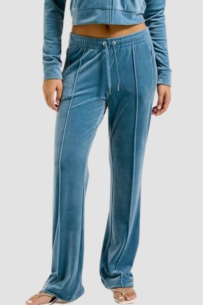 JUICY COUTURE Niebieskie damskie spodnie dresowe Tina Trackpants, Rozmiar XS. Niebieskie spodnie dresowe damskie Juicy Couture, bez wzorów, z dresówki. W wyprzedaży za 164.99 zł.