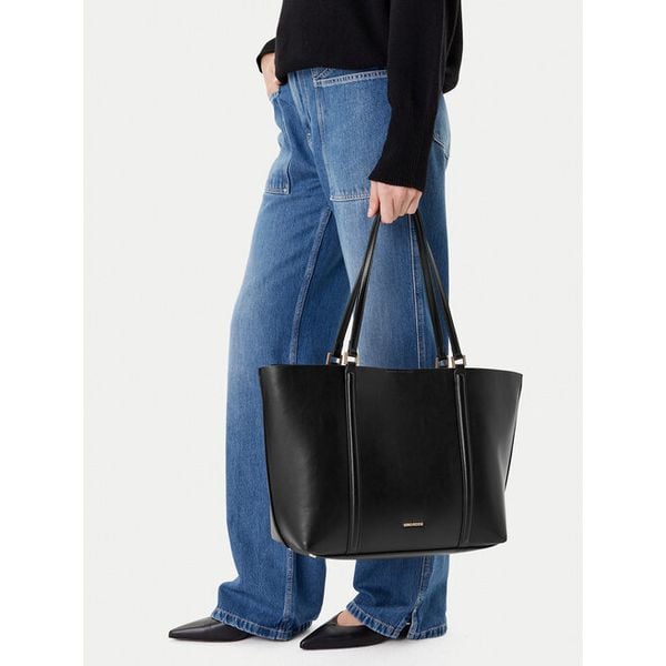 Torebka GINO ROSSI. Czarne shopperki damskie Gino Rossi, bez wzorów, bez dodatków. Za 279.99 zł.