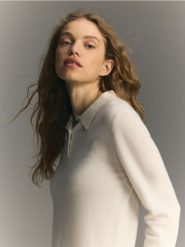 Wełniany sweter z domieszką kaszmiru - złamana biel. Swetry nierozpinane damskie Reserved, l, bez wzorów, z dzianiny, bez kołnierzyka, bez ramiączek. Za 199.99 zł.