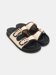 Klapki z dwoma paskami - czarny. Czarne klapki damskie Sinsay, bez wzorów, bez obcasa, bez zapięcia. Za 39.99 zł.