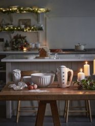 Mikser ręczny Smeg HMF01CREU w kremie w stylu retro z lat 50. Blendery Smeg. Za 559.99 zł.