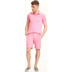 SZORTY MĘSKIE GŁADKIE. Czerwone szorty męskie TOP SECRET, bez wzorów, z materiału. W wyprzedaży za 49.99 zł.