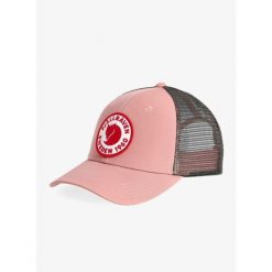 Czapka z daszkiem Fjallraven 1960 Logo Langtradarkeps. Czerwone czapki damskie Fjällräven, bez wzorów, sportowe. Za 135.99 zł.