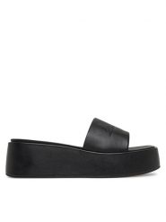 LOVE MOSCHINO Klapki JA28177I0MIA0000 Czarny. Czarne klapki damskie Love Moschino, bez wzorów, ze skóry, bez obcasa, bez zapięcia. Za 539.99 zł.