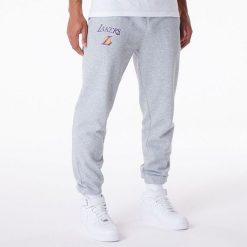 Spodnie męskie New Era NBA Essentials Jogger Los Angeles Lakers. Szare spodnie materiałowe męskie New Era, m, bez wzorów, z dresówki. Za 253.40 zł.