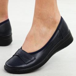 Granatowe skórzane Polskie półbuty damskie Gregors 1120. Niebieskie półbuty damskie GREGORS, na jesień, bez wzorów, z jeansu, eleganckie, bez obcasa, na płaskiej podeszwie, bez zapięcia. W wyprzedaży za 296.65 zł.