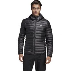 MĘSKA KURTKA PUCHOWA ADIDAS VARILITE Z KAPTUREM (S). Brązowe kurtki męskie Adidas, na zimę, m, bez wzorów, z materiału, z kapturem. W wyprzedaży za 369.99 zł.