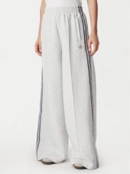 Adidas Spodnie dresowe Spacer HY8044 Szary jasny Wide Leg. Szare spodnie dresowe damskie Adidas, bez wzorów, z dresówki, trekkingowe. Za 222.99 zł.