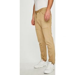 G-Star Raw - Spodnie. Spodnie materiałowe męskie G-Star Raw, bez wzorów, z bawełny. W wyprzedaży za 219.90 zł.