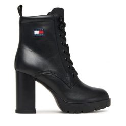 Botki Tommy Jeans. Czarne botki damskie Tommy Jeans, bez wzorów, z jeansu, bez obcasa, na słupku, bez zapięcia. Za 529.99 zł.