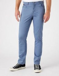 WRANGLER TEXAS SLIM MĘSKIE SPODNIE MATERIAŁOWE BLUE MIRAGE W12SEAXOD 112145793. Niebieskie spodnie materiałowe męskie Wrangler, bez wzorów, z materiału. Za 209.99 zł.