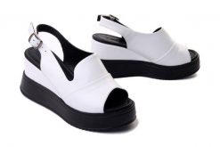 ARTIKER RELAKS 52C0483 biały, sandały damskie. Białe sandały damskie Artiker Relaks, bez wzorów, z gumy, bez obcasa, na koturnie, bez zapięcia. Za 219.92 zł.