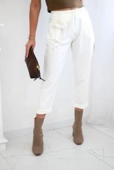 Spodnie Punto z ozdobnym kwiatem ecru. Spodnie materiałowe damskie KESI, na lato, z aplikacjami, z bawełny, eleganckie, plus size. Za 184.01 zł.