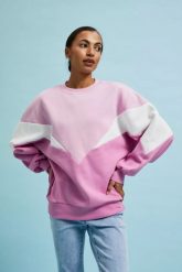 Bluza oversize wkładana przez głowę różowa. Czerwone bluzy damskie MOODO, l, bez wzorów, bez ramiączek, bez kaptura. W wyprzedaży za 59.99 zł.