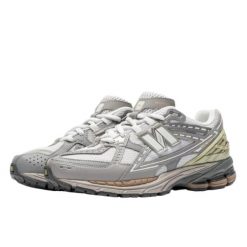 Buty do chodzenia dla dorosłych New Balance 1906N Team Away Grey. Szare obuwie sportowe damskie New Balance, bez wzorów, bez zapięcia, trekkingowe. W wyprzedaży za 638.50 zł.