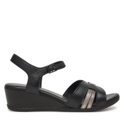 Sandały Lasocki. Czarne sandały damskie Lasocki, bez wzorów, bez obcasa, na koturnie, bez zapięcia. Za 127.99 zł.