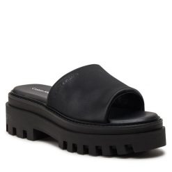 Klapki Calvin Klein Jeans. Czarne klapki damskie Calvin Klein Jeans, bez wzorów, z jeansu, bez obcasa, bez zapięcia. Za 519.99 zł.