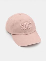 Czapka z daszkiem z haftowanym napisem SOHO - fioletowy. Fioletowe czapki damskie Sinsay, bez wzorów. Za 19.99 zł.
