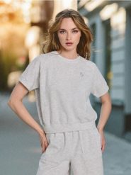Dresowa bluza z krótkim rękawem - szary. Szare bluzy damskie Sinsay, l, bez wzorów, z dresówki, bez ramiączek, bez kaptura. W wyprzedaży za 15.99 zł.