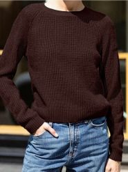 Basic sweter z długimi rękawami - czerwony. Czerwone swetry nierozpinane damskie Sinsay, l, bez wzorów, bez kołnierzyka, bez ramiączek. Za 39.99 zł.