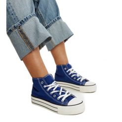 Niebieskie wysokie trampki na grubej podeszwie Bagy. Niebieskie trampki i tenisówki damskie bez wzorów, za kostkę, bez zapięcia. Za 118.17 zł.