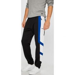 Adidas Originals - Spodnie. Czarne spodnie materiałowe męskie adidas Originals, bez wzorów, z bawełny. W wyprzedaży za 279.90 zł.