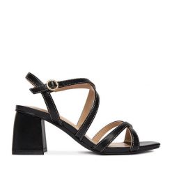 Sandały JENNY. Czarne sandały damskie Jenny, bez wzorów, bez obcasa, na słupku, bez zapięcia. Za 119.99 zł.